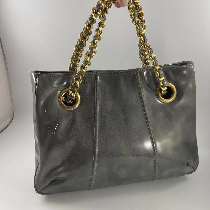 Vintage 1970 Era Graue Patent Vinyl Geldbörse Oder Handtasche Mit Goldfarbenem Kettengriff von thecherrychic