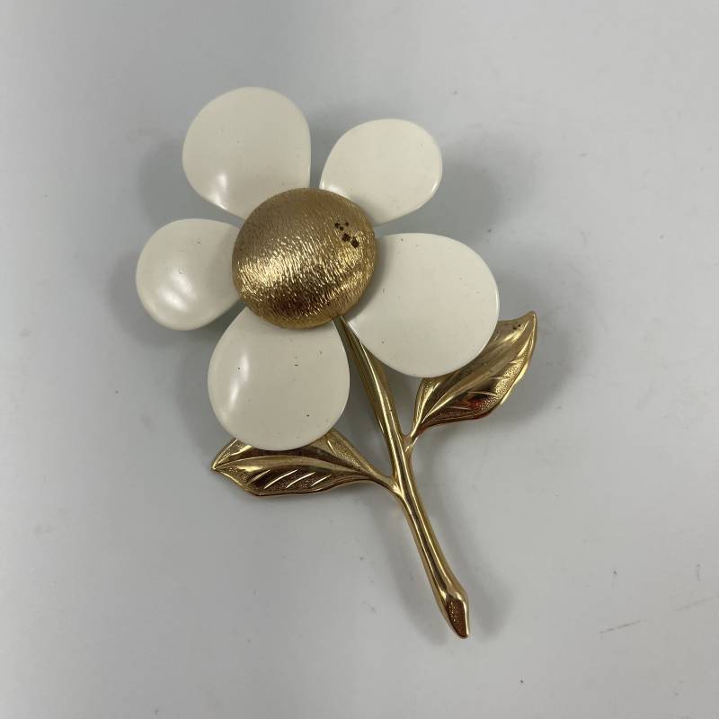 Vintage 1970 Era Ära Sarah Coventry Off-White Emaille Und Gold-Ton Blumen Brosche Oder Anstecknadel von thecherrychic