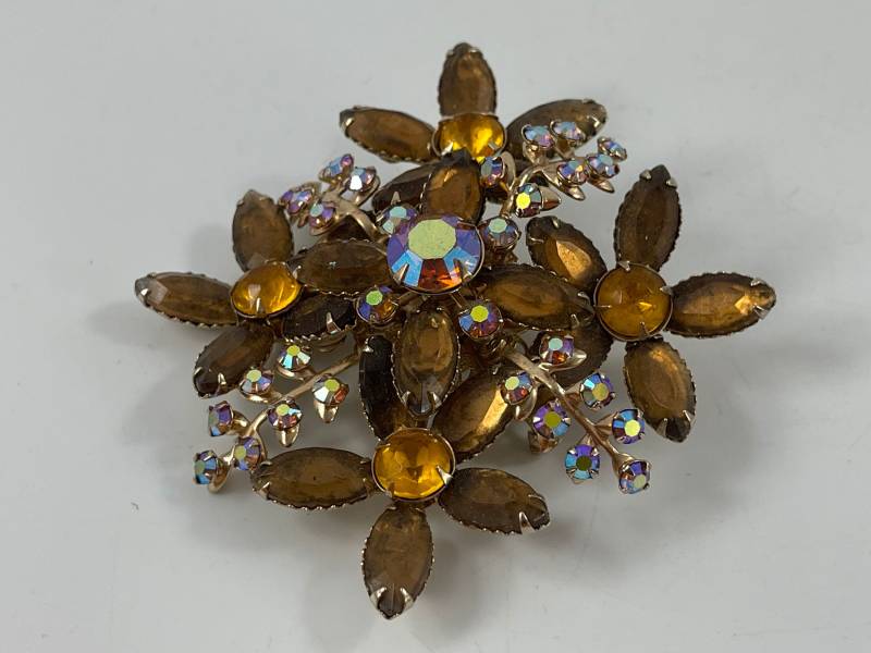 Vintage Braun & Klar Strasssteine Auf Goldfarbener Blumen Brosche Oder Anstecknadel von thecherrychic
