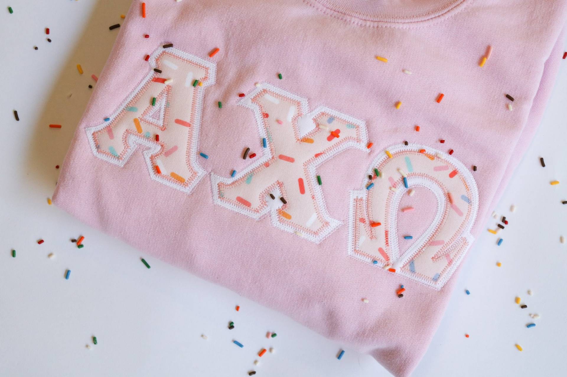 Rosa Sprenkel Sorority Genähte Buchstaben Rundhalsausschnitt/Hoodie Rosa Sprenkel Sorority Genähte Buchstaben Rundhalsausschnitt/Hoodie von thecollegiateconcept