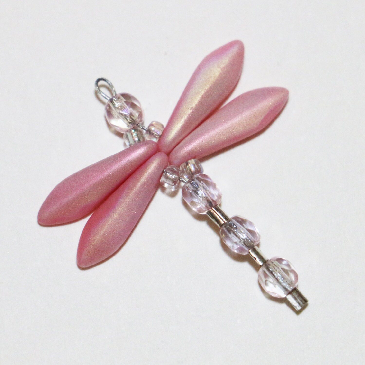 Opaleszierende Matt Rosa Libelle Mit Silber Opaleszierende Matt Rosa Libelle Mit Silber von thediamondragonfly