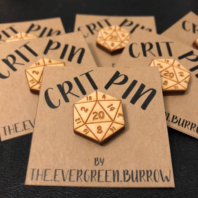 D20 Critical Hit Holz Pin von theevergreenburrow