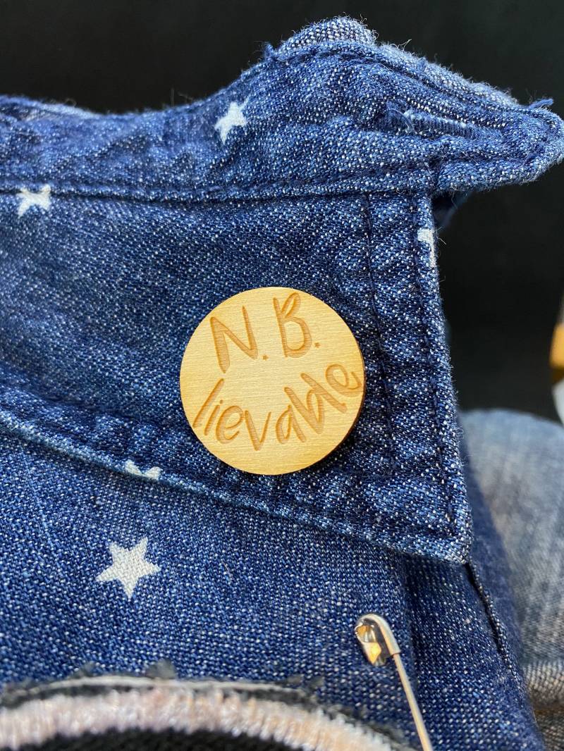 Lgbtq+ Holz Pin - N.b. Lievable von theevergreenburrow