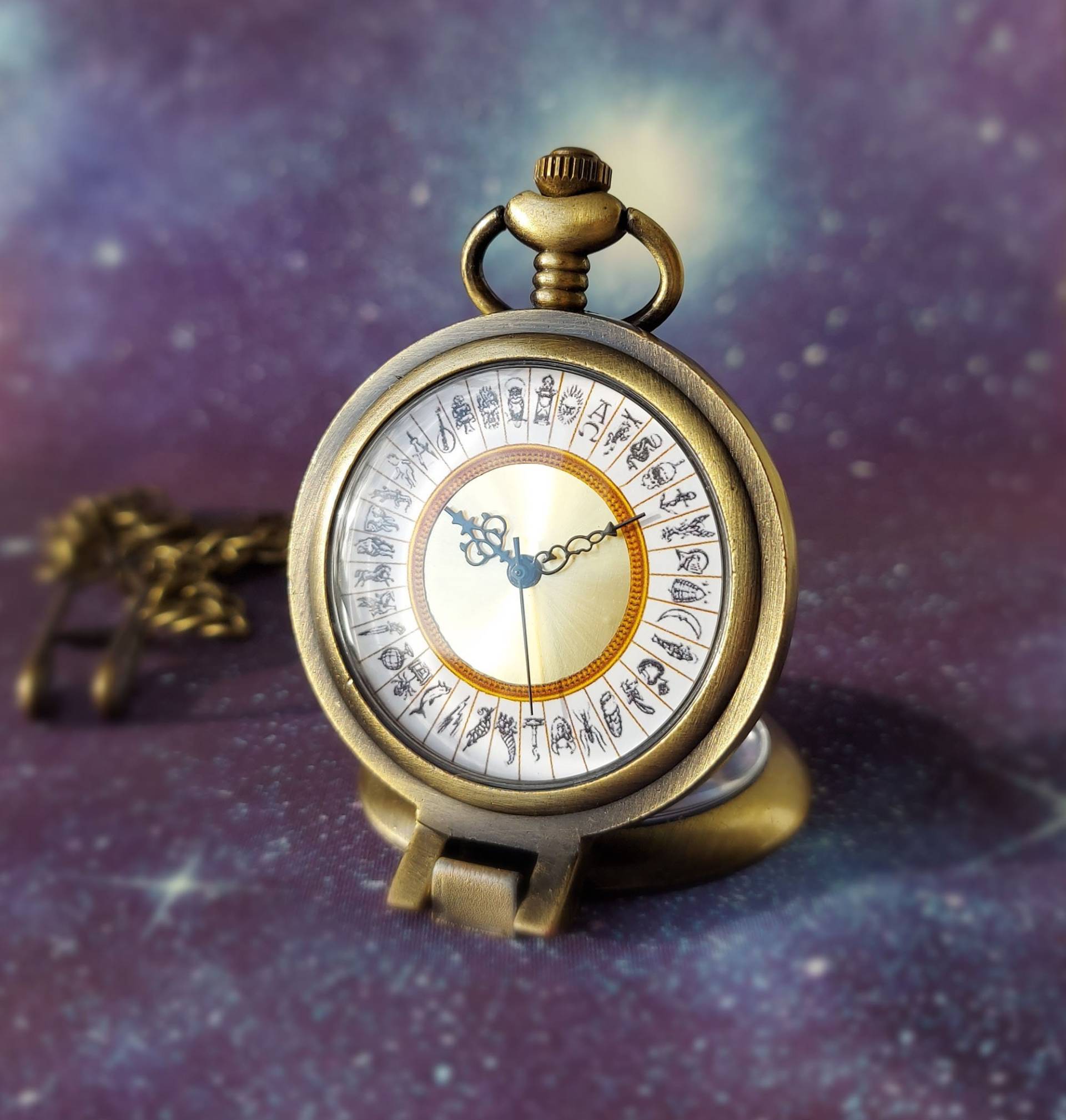 Alethiometer Tischuhr Freistehende Vintage Look Taschenuhr Alethiometer Tischuhr Freistehende Vintage Look Taschenuhr von thegeekbooteek