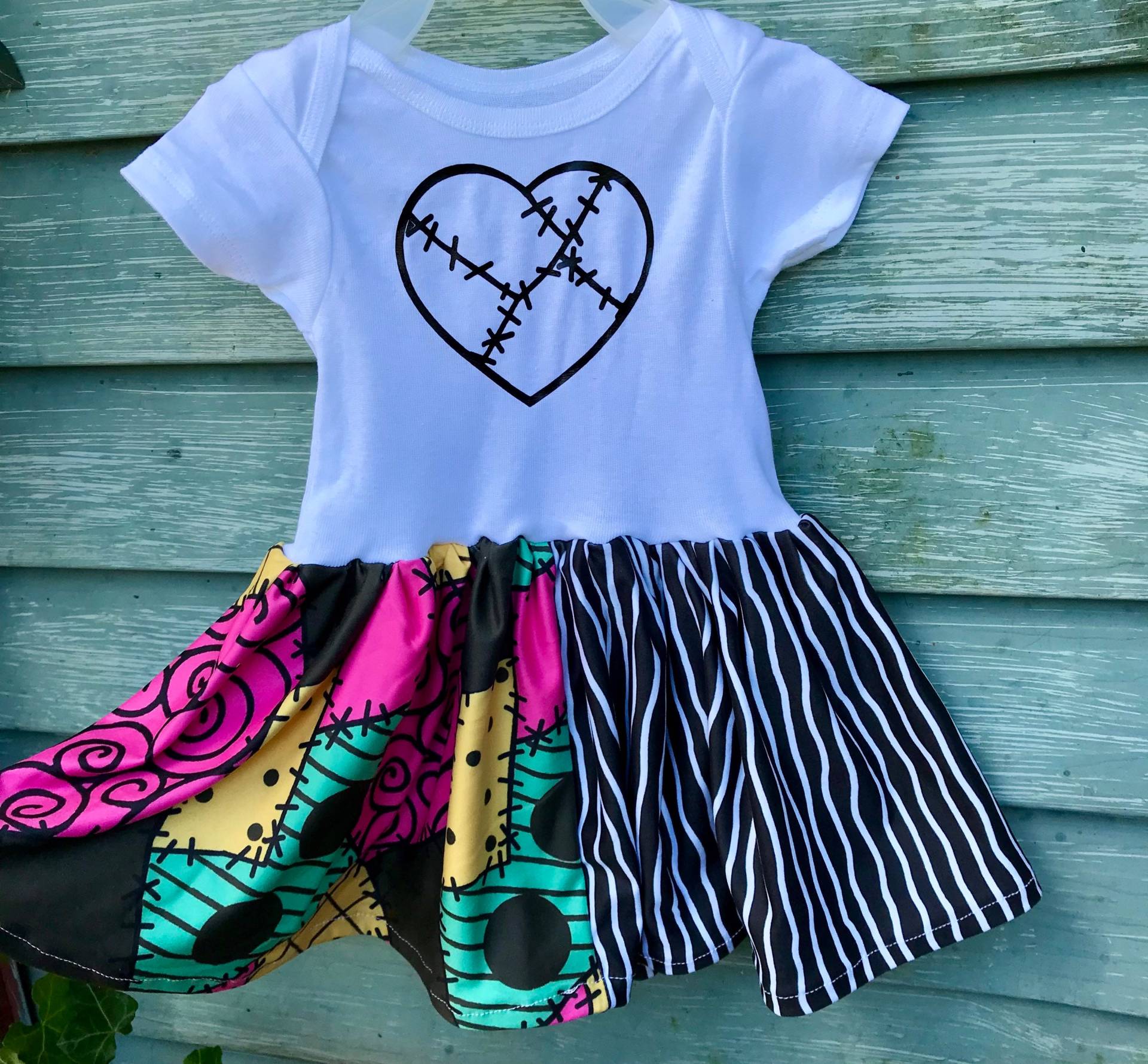 Jack Und Sally Onesie Baby Kleid Oder Kleinkind Tshirt Nightmare Halloween Jack Und Sally Onesie Baby Kleid Oder Kleinkind Tshirt Nightmare Halloween von thegeekgarden