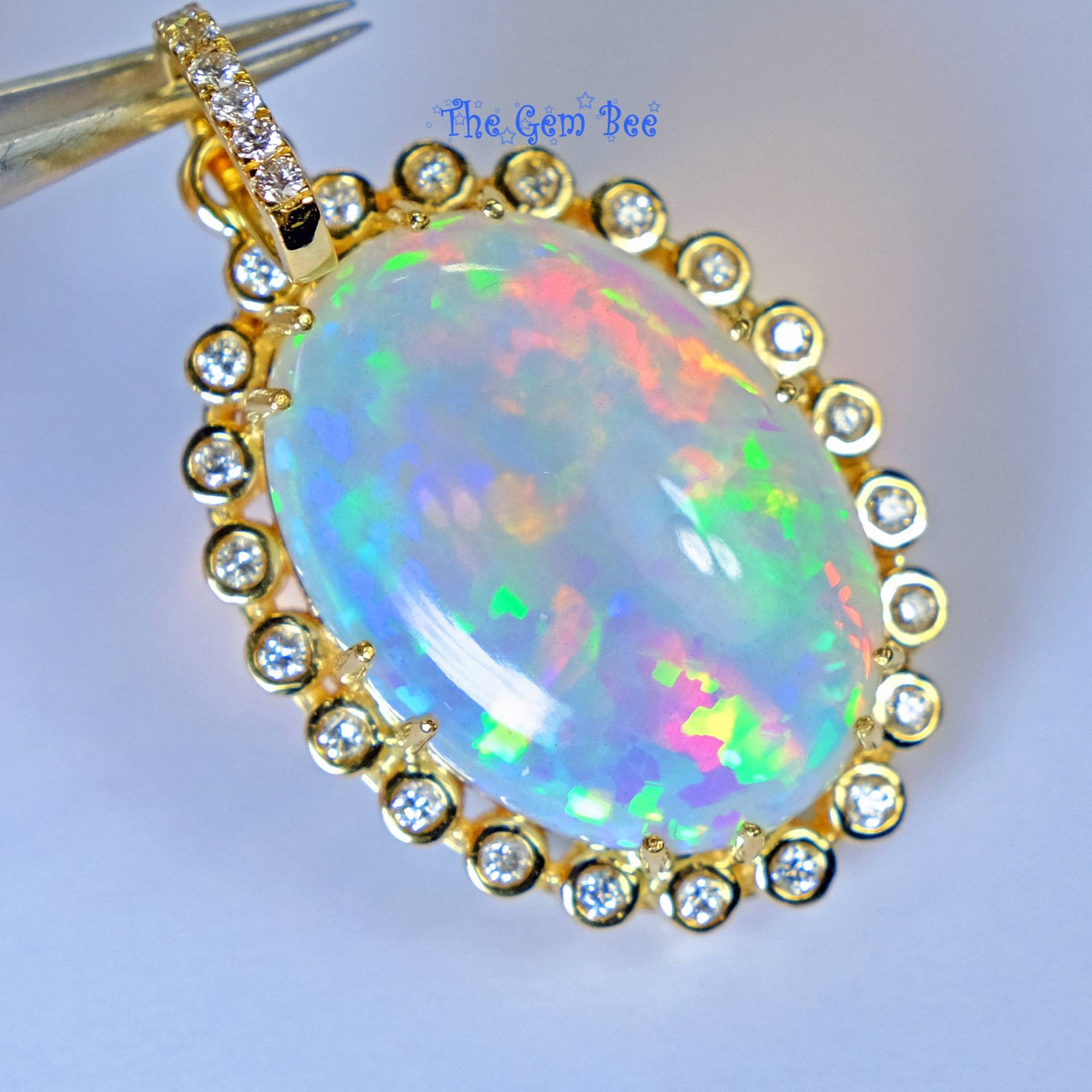 18K Massives Gelbgold 26.81Ct Oval Natürlicher Opal 0.75Ct Diamant Halskette Anhänger von thegembee