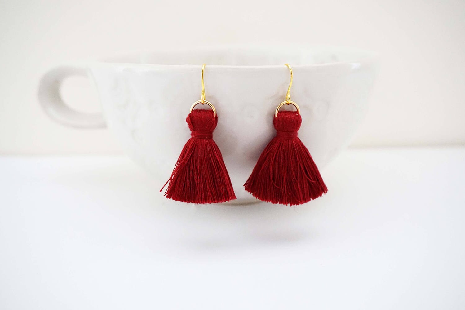 Dunkelrote Kastanienbraun Und Gold Quaste Ohrringe von thegemco