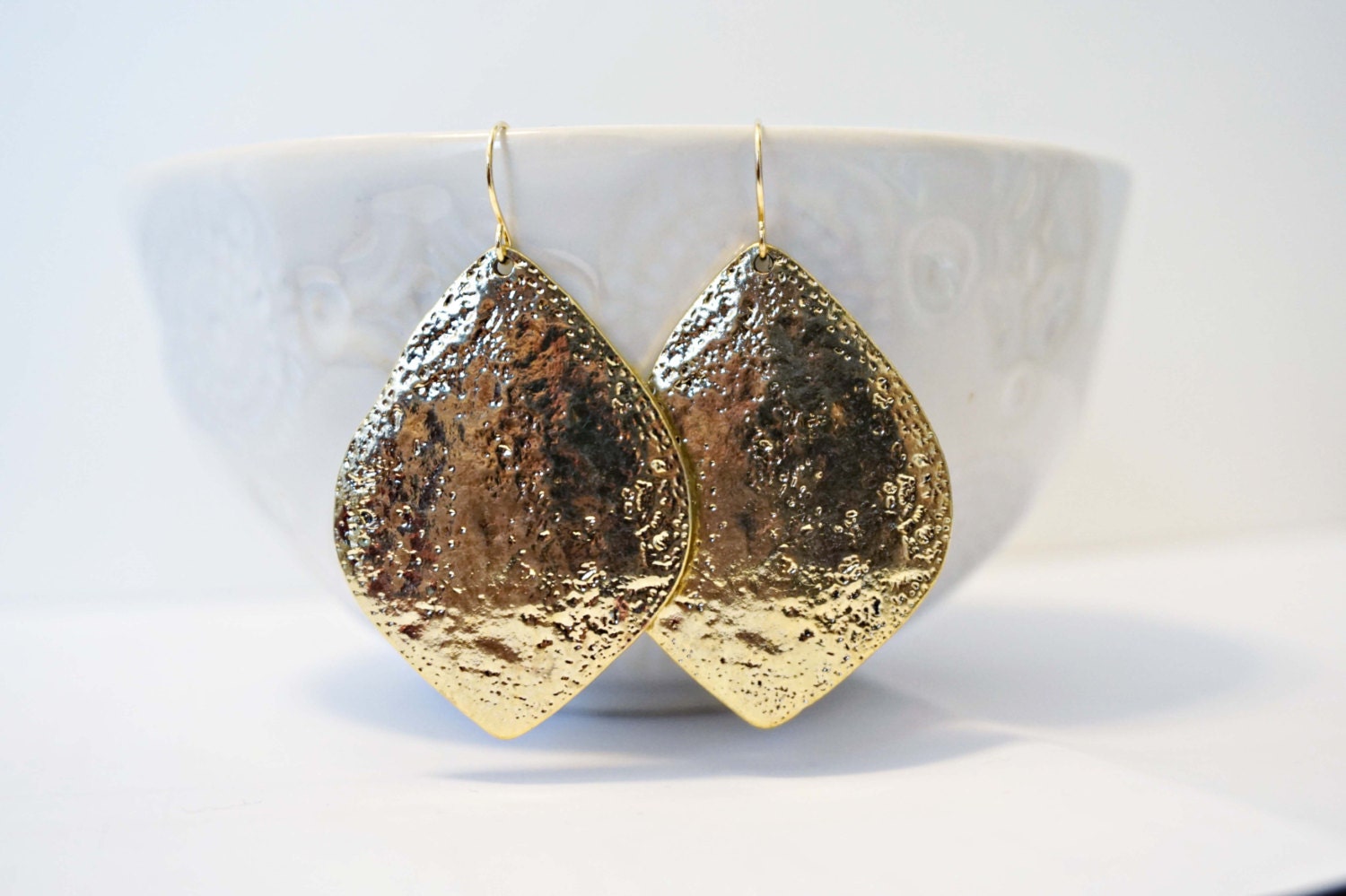 Gehämmerte Gold Anhänger Ohrringe von thegemco