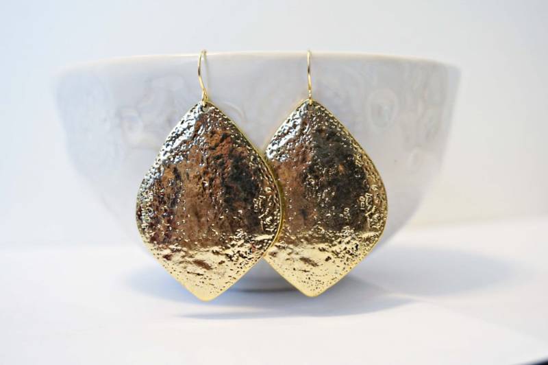 Gehämmerte Gold Anhänger Ohrringe von thegemco