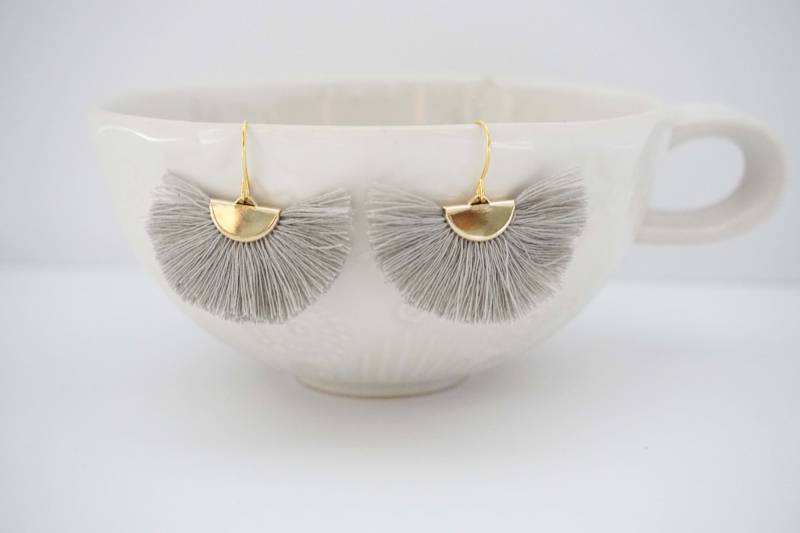 Graue Fächer Quaste Ohrringe von thegemco