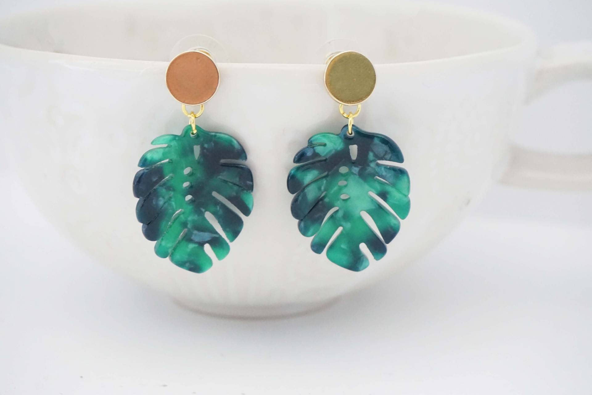 Grüne Acryl Blatt Gold Post Statement Ohrringe von thegemco