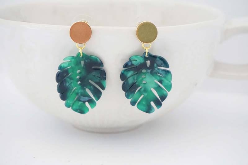 Grüne Acryl Blatt Gold Post Statement Ohrringe von thegemco