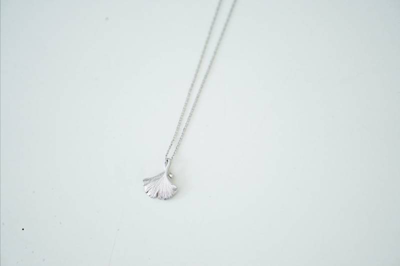 Matt Silber Ginkgo Blatt Halskette | Anhänger Gingko von thegemco