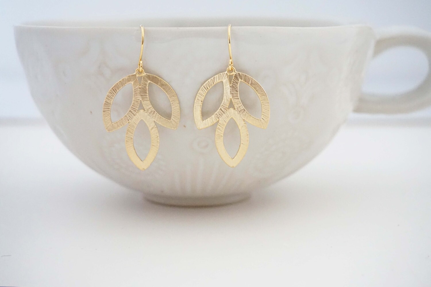 Matte Gold Blatt Strukturierte Anhänger Ohrringe von thegemco
