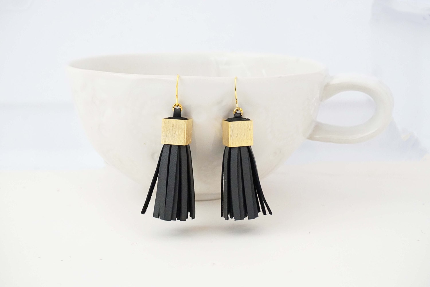 Schwarz Und Gold Klobige Leder Quaste Statement Ohrringe von thegemco