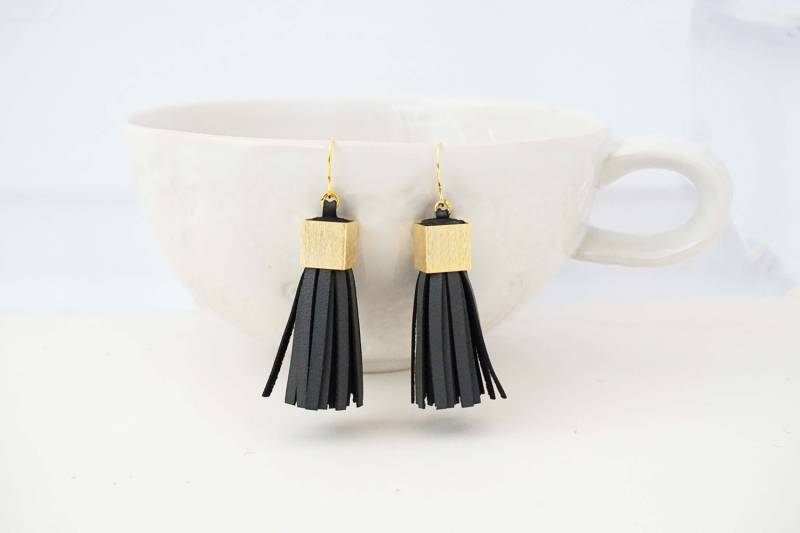 Schwarz Und Gold Klobige Leder Quaste Statement Ohrringe von thegemco