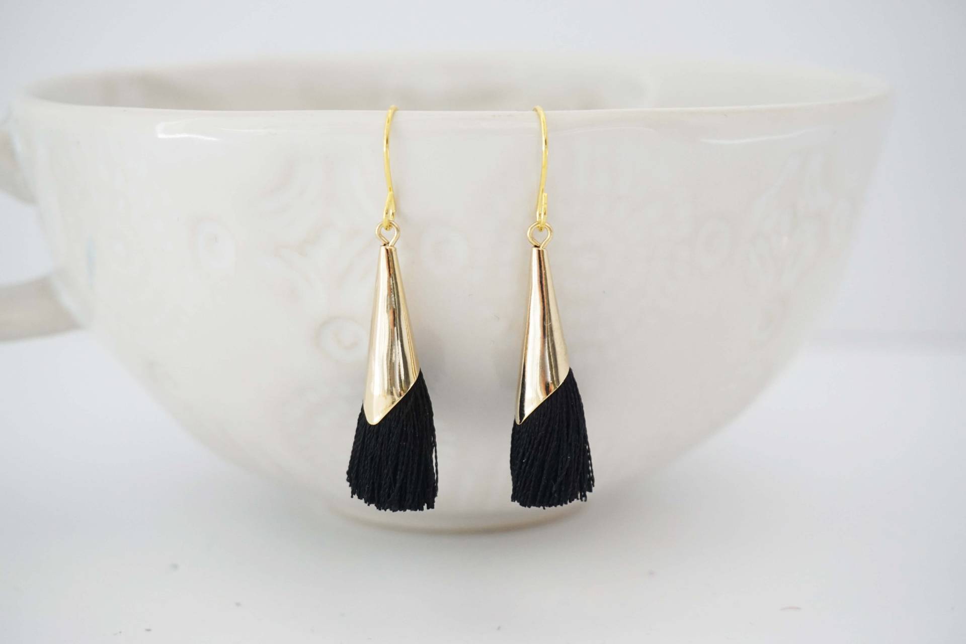 Schwarze Quaste Und Goldkegel Ohrringe von thegemco