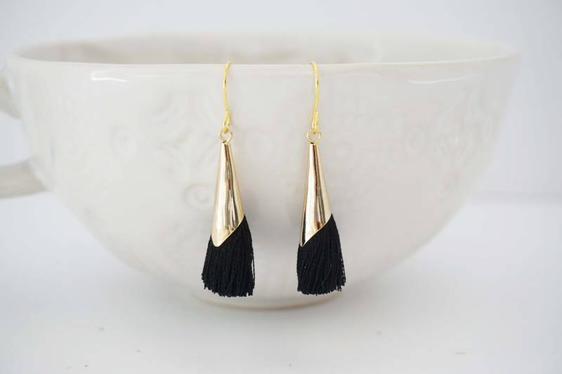 Schwarze Quaste Und Goldkegel Ohrringe von thegemco