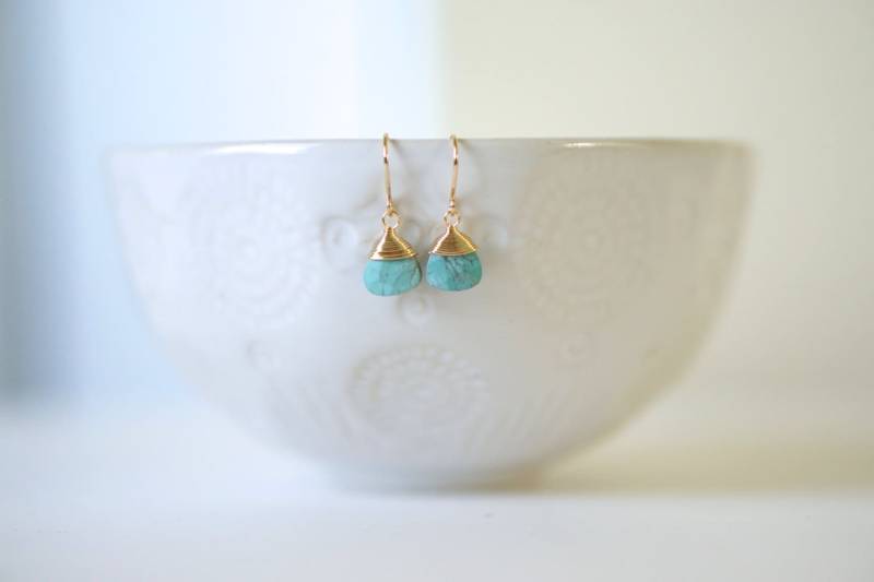 Türkis Und Gold Wire Wrap Ohrringe von thegemco