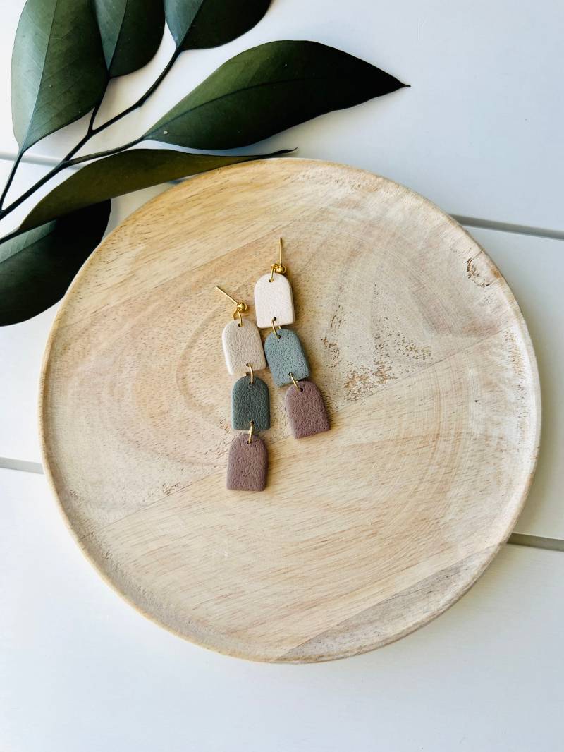 Drei Stapel Ohrringe Aus Polymer Clay Creme, Efeu & Braun Drei Stapel Ohrringe Aus Polymer Clay Creme, Efeu & Braun von theglassbird