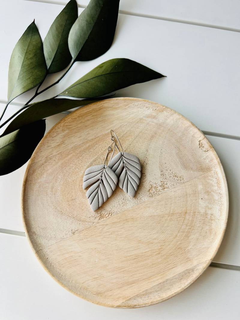 Herbst Blatt Ohrringe Aus Ton - Grau von theglassbird