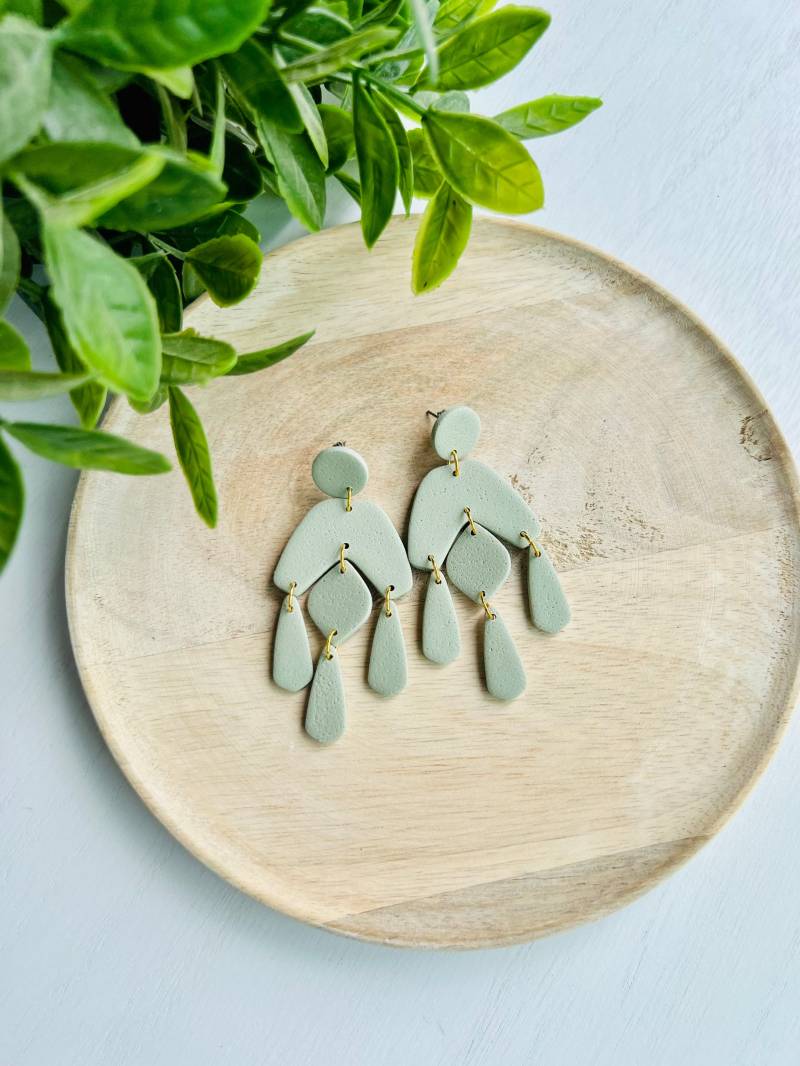 Salbei Grün Chandelier Polymer Clay Ohrringe - The Garden Collection von theglassbird