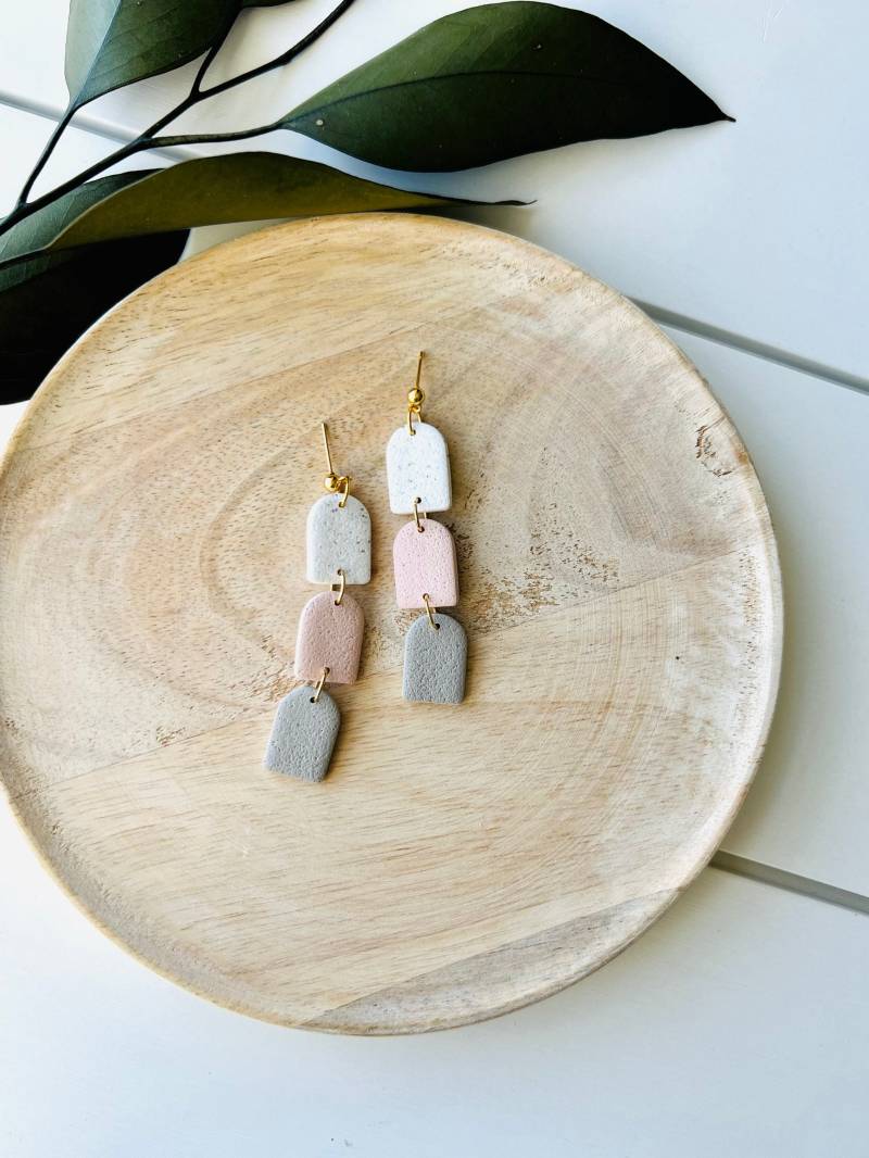 Drei Stapel Ohrringe Aus Polymer Clay Pink, Grau & Weiß Drei Stapel Ohrringe Aus Polymer Clay Pink, Grau & Weiß von theglassbird