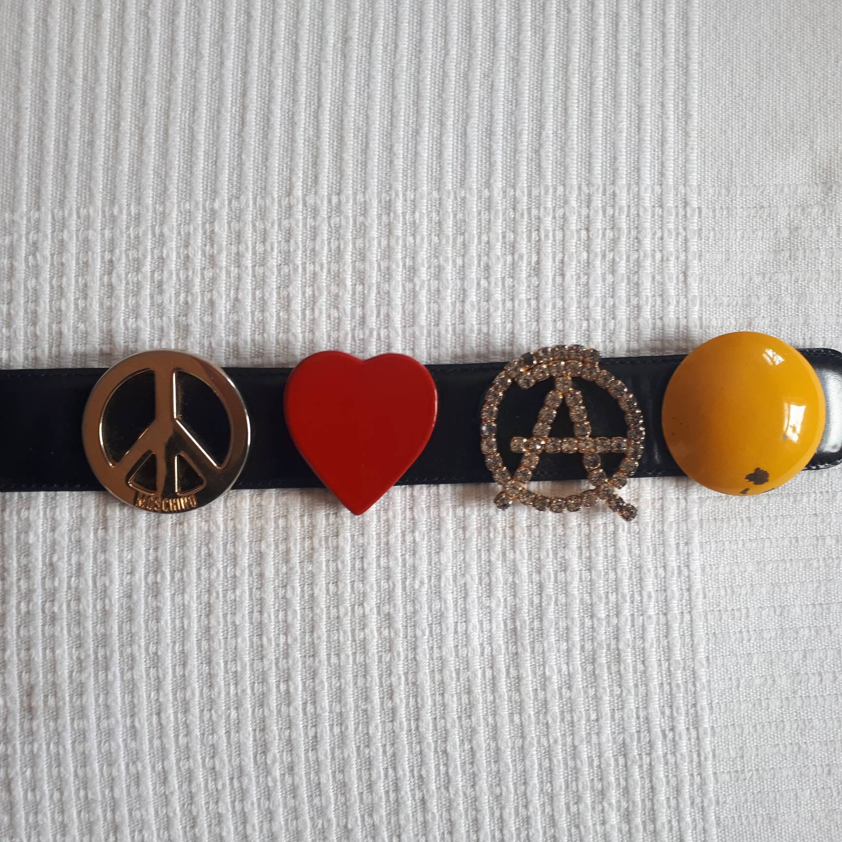 Liebe, Frieden Und Anarchie Statement Gürtel Von Moschino - Sammlerstück Liebe, Frieden Und Anarchie Statement Gürtel Von Moschino - Sammlerstück von thegoldencircus