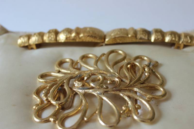 Vintage Gürtelschnalle Gürtelschnallen Gold Ton Verkäufer Proben Satin Display Kissen Schmuck Qualität Schöne Phantasie Filigran von thegypsygoat