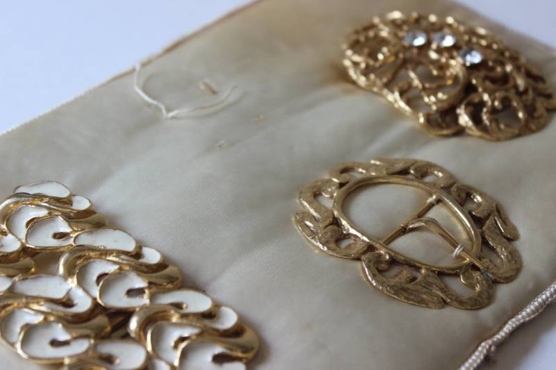 Vintage Gürtelschnalle Gürtelschnallen Gold Ton Verkäufer Proben Satin Display Kissen Schmuck Qualität Schöne Phantasie Filigran von thegypsygoat