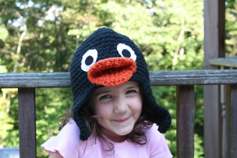 Fun Pinguin Hut Handgemachte Gehäkelte Charakter Mit Ohrenklappen Weit Augen von theheadsaid