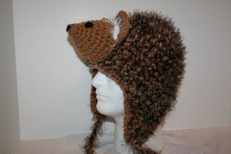 Gehäkelte Igel-Mütze Mit Ohrenklappen - Fuzzy Winter Beanie von theheadsaid