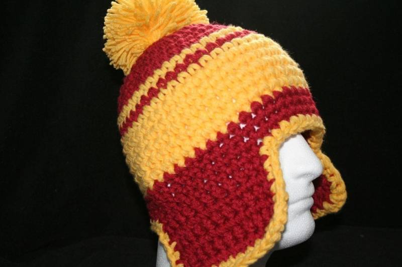 Gehäkelte Wintermütze Rot Und Gelbe Ohrenklappe Pom Beanie von theheadsaid