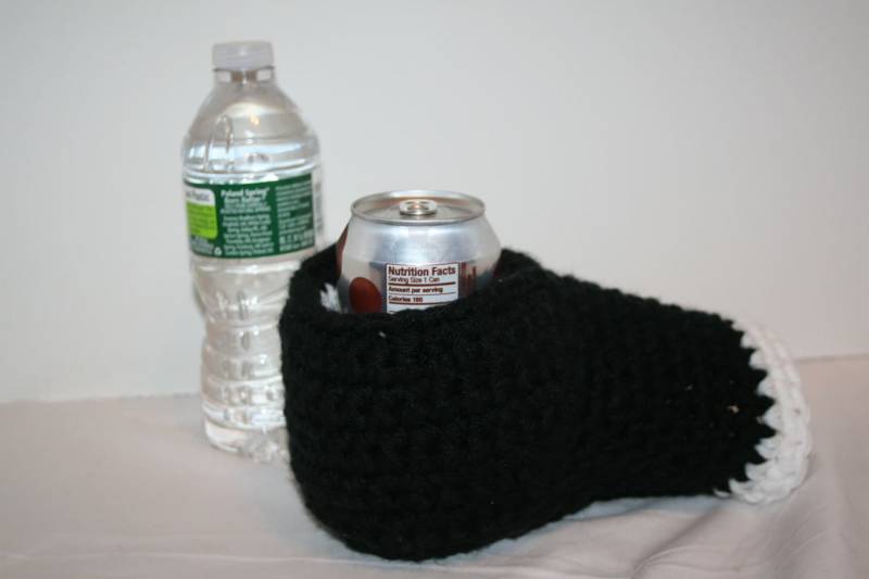 Gehäkelter Handschuh Flaschenhalter & Dosenhalter von theheadsaid