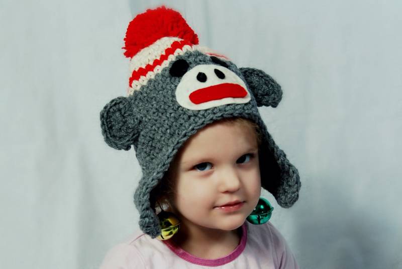 Handgehäkelte Sock Monkey Hat Benutzerdefinierte Stripe & Pom von theheadsaid