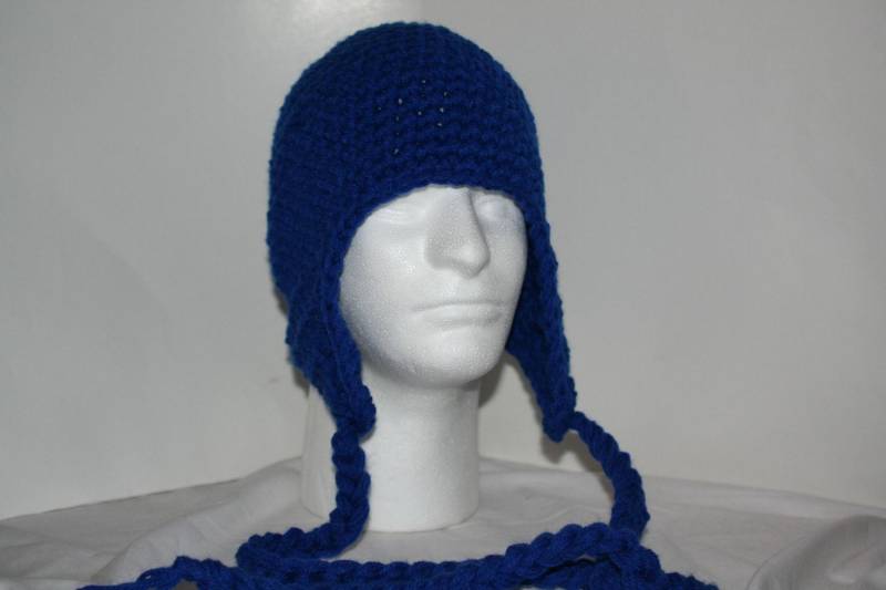 Handgemachte Wintermütze Mit Ohrenklappen Und Einem Zopfmuster in Royalblau von theheadsaid