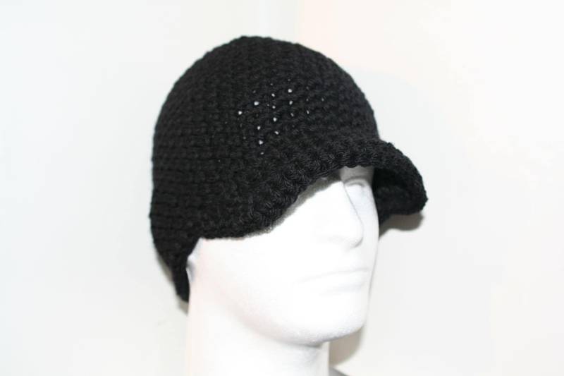 Schwarze Wintermütze Mit Krempe Oder Schirm, Handgefertigt Aus 100 Prozent Wolle von theheadsaid