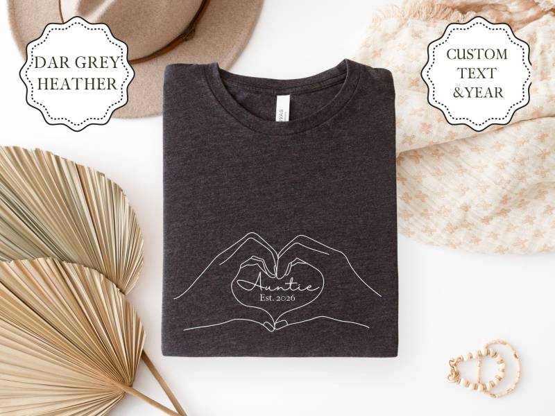 Benutzerdefinierte Familie Offenbaren Shirt | Tante, Oma, Nana Oder Name Schwangerschaftsankündigung T-Shirt Geschätzt. 2026 Fine Line Herz Hände von theinnerwayhome