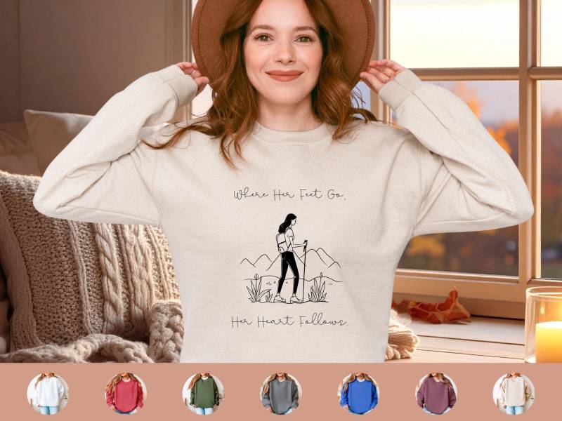 "Inspirierendes Fine Line Sweatshirt Für Wandernde Frauen - Kuscheliger Damen-Sweat, Zitat "Abenteuer Und Reisen"." von theinnerwayhome