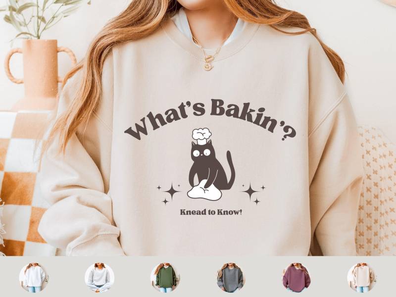 Lustiges Back-Sweatshirt "What's Bakin'? Knead To Know" - Sweatshirt Für Sauerteigliebhaber, Gildan 18000, Größen S-3xl von theinnerwayhome
