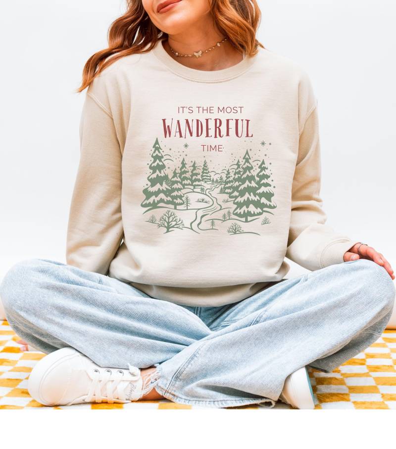 Wanderful Time Weihnachts-Sweatshirt Vintage Winterwald Wanderer Geschenk von theinnerwayhome