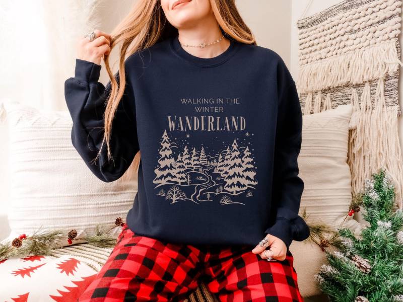Winter Wanderland Sweatshirt Vintage Wald Wanderer Geschenk - Unisex Rundhals Sweatshirt in 5 Verschiedenen Farben von theinnerwayhome