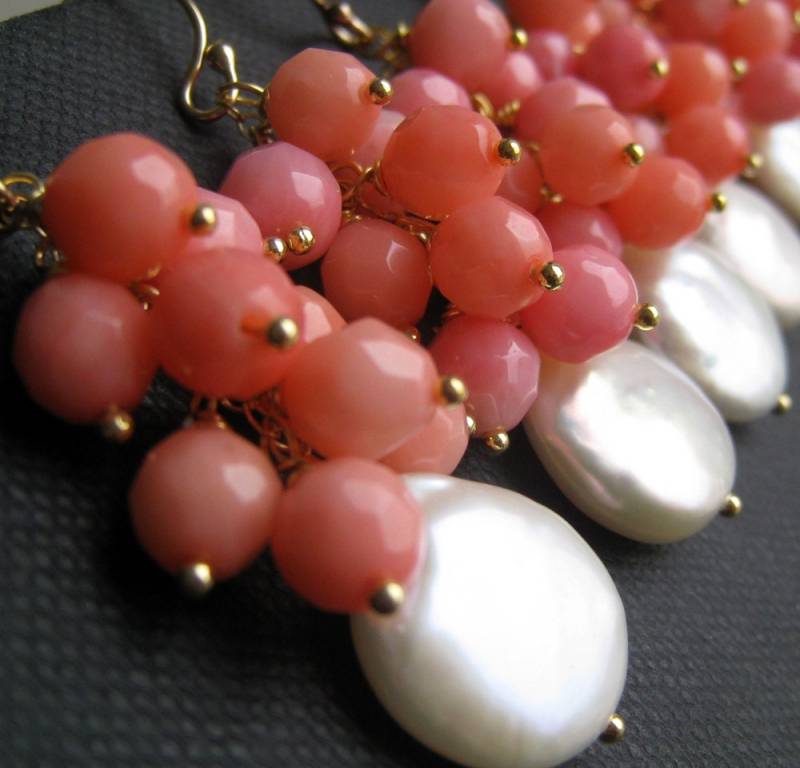 Münze Perle Und Rosa Korallen Ohrringe, Lachsrosa Korallen, Frühling Hochzeit Brautjungfern Schmuck, Süßwasserperlen, Blumen Mädchen Geschenke von thejewelrybar