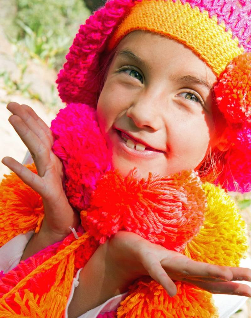 Riesige Pom-Pom Fransen Schal Für Mädchen in Vier Verschiedenen Farbgeschichten Riesige Pom-Pom Fransen Schal Für Mädchen in Vier Verschiedenen Farbgeschichten von thejoyofcrochet