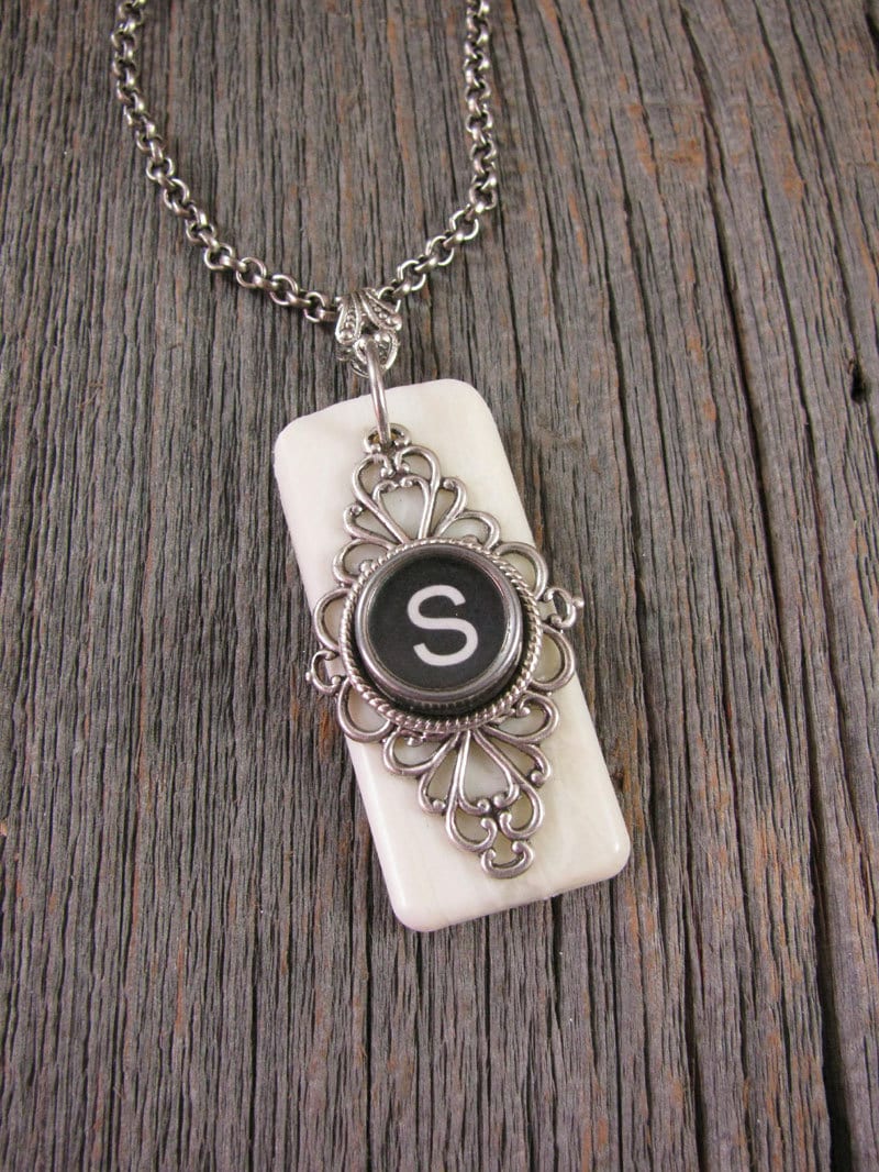 Klaviertaste Schmuck - Schreibmaschine Personalisiert Initial S Elfenbein Klavier Tasten/Schreibmaschinentaste Halskette Andere Tastenauswahl Klaviertaste Schmuck - Schreibmaschine Personalisiert Initial S Elfenbein Klavier Tasten/Schreibmaschinentaste Halskette Andere Tastenauswahl von thekeyofa