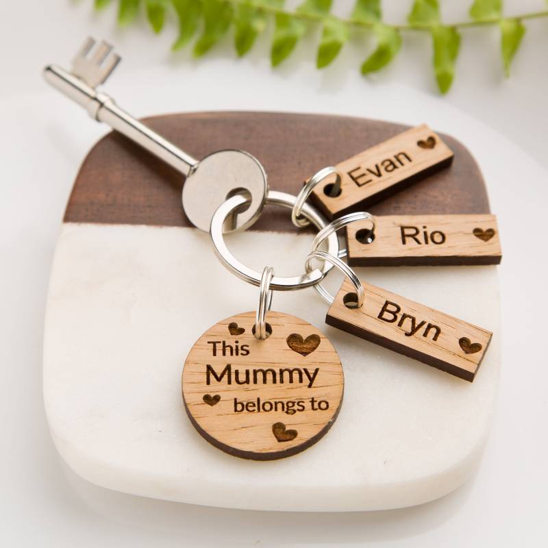 Personalisierte Diese Mumie Gehört Eiche Schlüsselanhänger Geschenke Für Neue Mama Kette Geburtstag Muttertagsgeschenke Kindernamen Neugeborene Personalisierte Diese Mumie Gehört Eiche Schlüsselanhänger Geschenke Für Neue Mama Kette Geburtstag Muttertagsgeschenke Kindernamen Neugeborene von thelaserengravingco