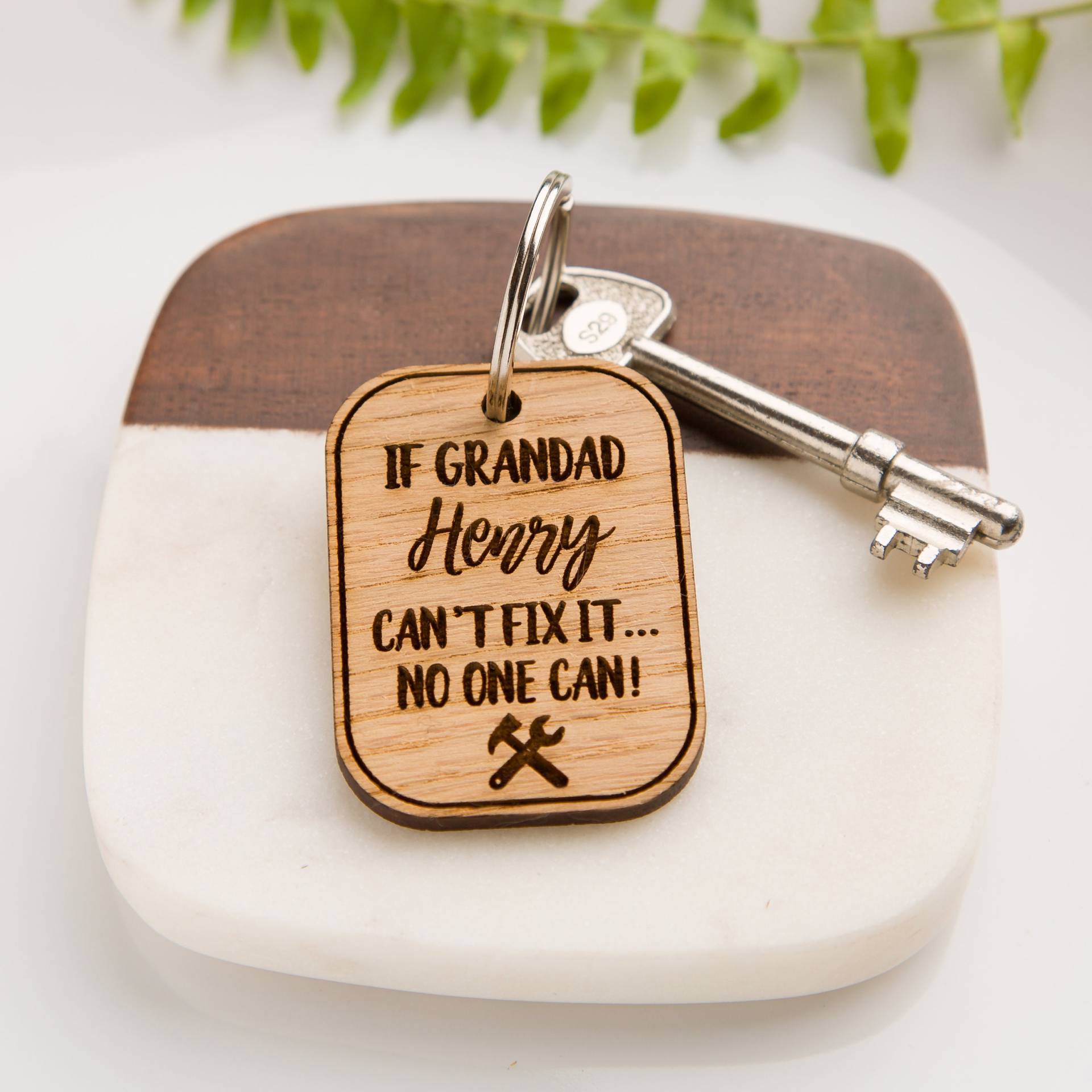 Personalisierter "If Grandad Can't Fix It...' Schlüsselanhänger Aus Eiche, Vatertagsgeschenk, Papa, Stiefvater von thelaserengravingco