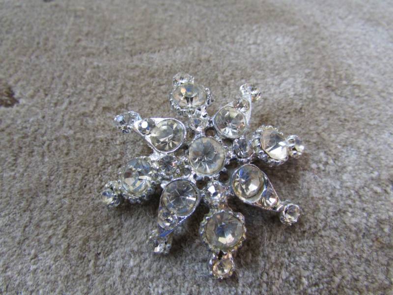 Laurie Ältere Schneeflocke Malteser Kreuz Fett Strass Brosche Topf Metall Laurie Ältere Schneeflocke Malteser Kreuz Fett Strass Brosche Topf Metall von thelauriecollection