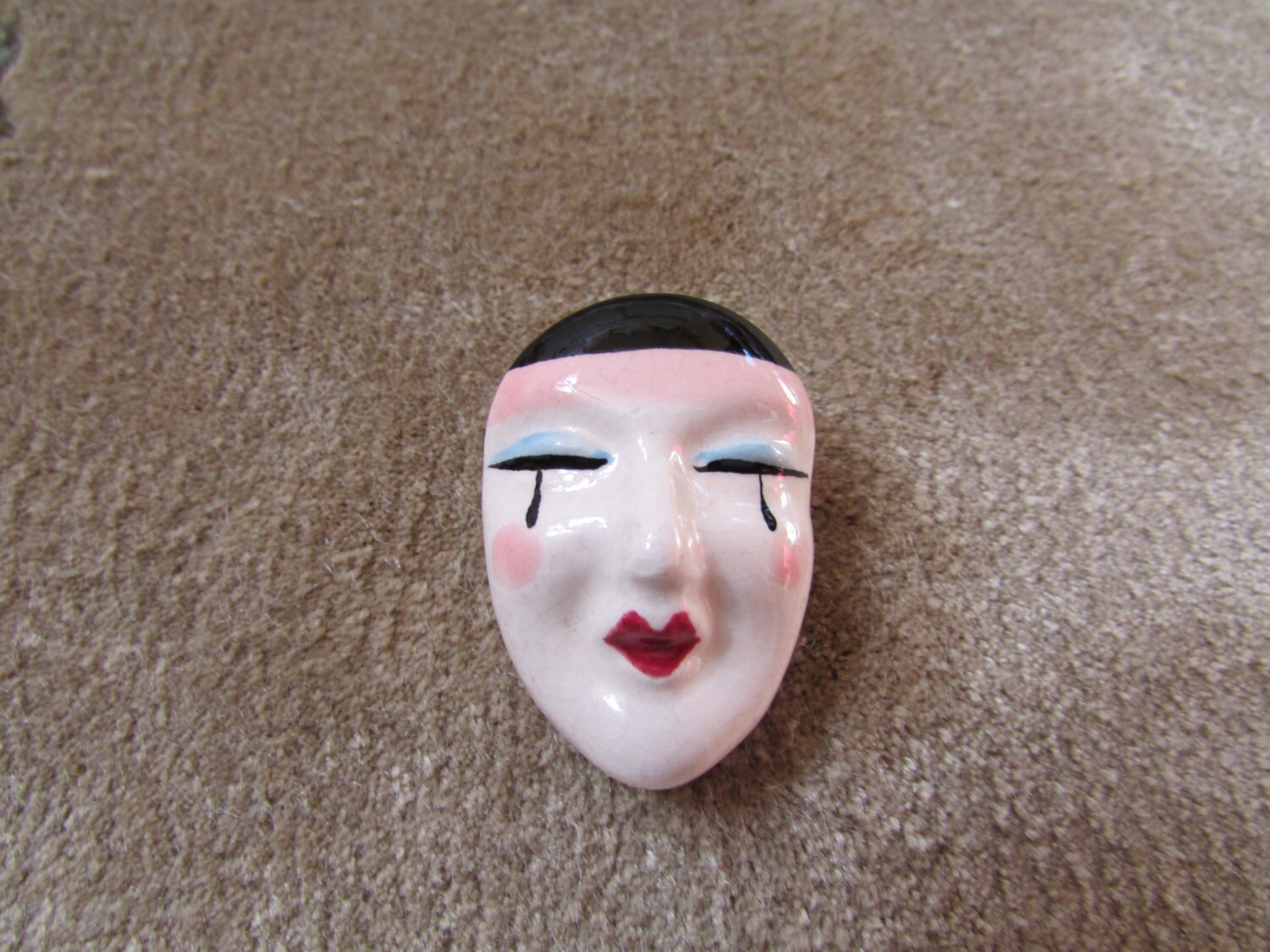 Laurie Keramik Weinen Gesicht Pin Brosche Laurie Keramik Weinen Gesicht Pin Brosche von thelauriecollection