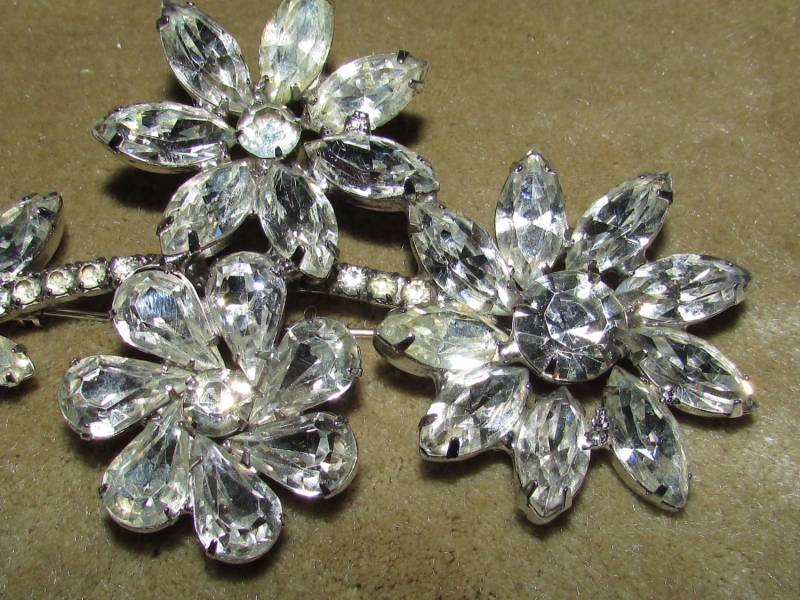 Laurie Riesige Kristall Strass Blume Brosche Laurie Riesige Kristall Strass Blume Brosche von thelauriecollection